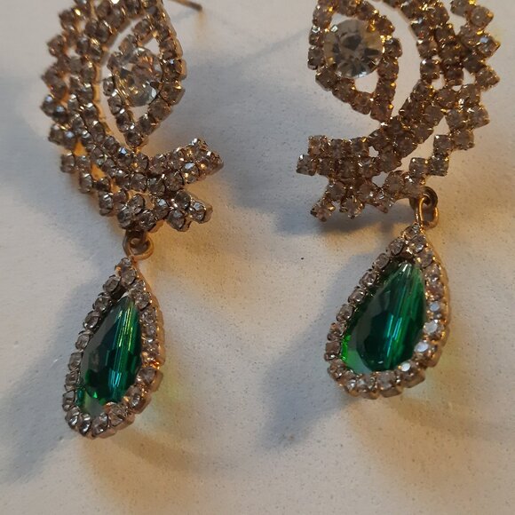 Jewelry - Brand New Gorgeous Green Stone Earrings